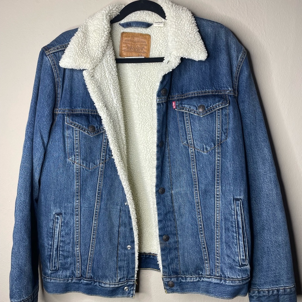Levi’s Sherpa jacket sized large